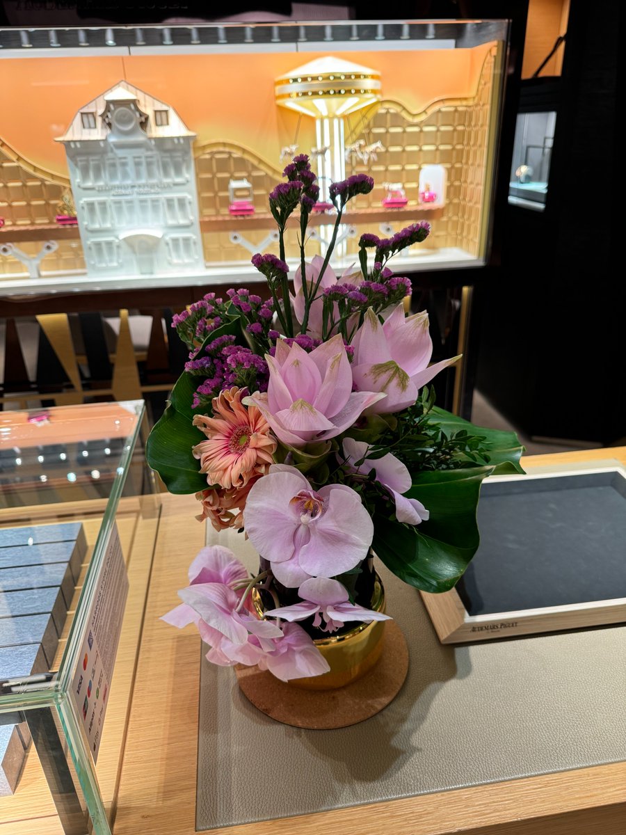 Elegant floral arrangements designed for our client @audemarspiguet at their @harrods boutique.

#LuxuryFlorals #ArtisanBlooms #Harrods #AudemarsPiguet #FineJewelry #HarrodsJewelry #LuxuryWatches #NeillStrainFloralDesign #NeillStrain #LondonFloralArt #LondonFlorist