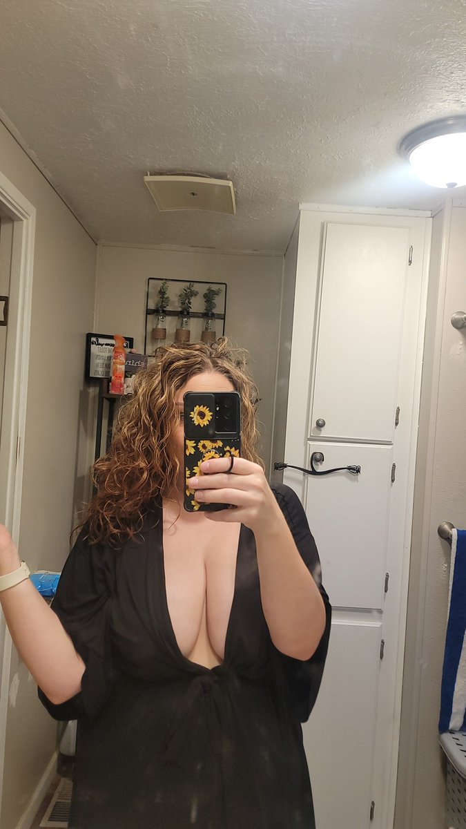 Secretly_Mariha's tweet photo. Happy hump Day luvs! #bbw #grwm #milf https://t.co/R680rP2mXM