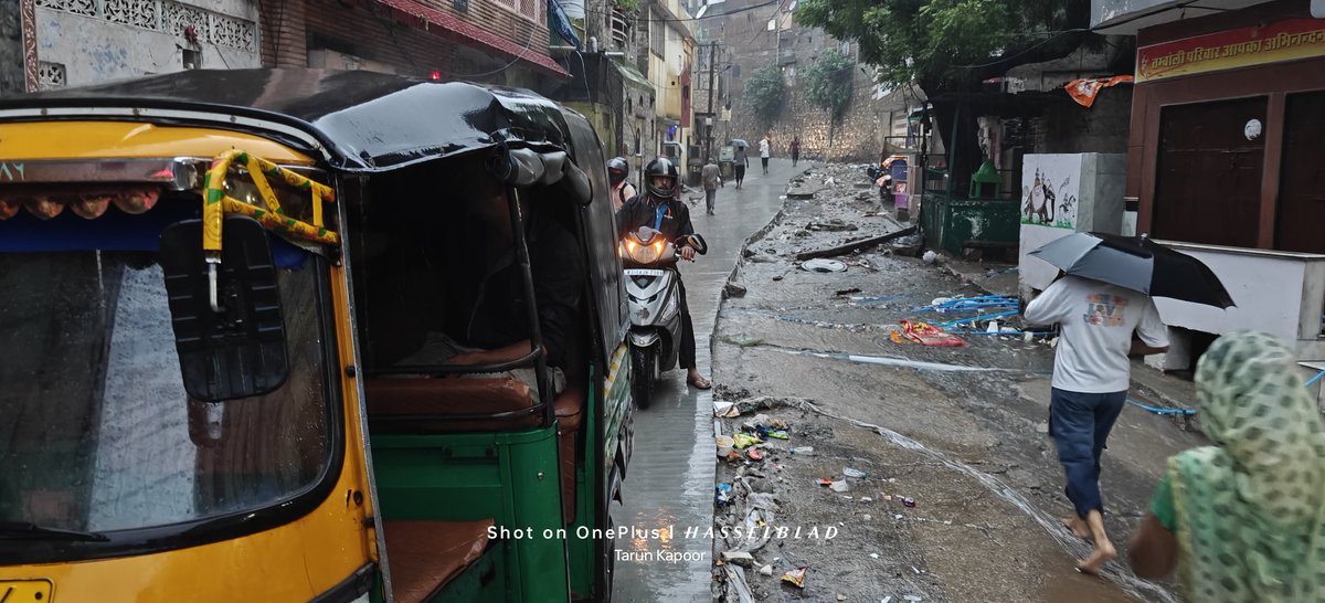 tarunk2111's tweet photo. @jpr_traffic , sir I have been stuck with my family since last 2 hr because of an Auto RJ14PD9401. He put his auto in front of my vehicle and put the entire road block. This happened in the old basti area in Jaipur. He is abusing and not pitting his auto side. Check the pictures https://t.co/dAZCtXoOHu