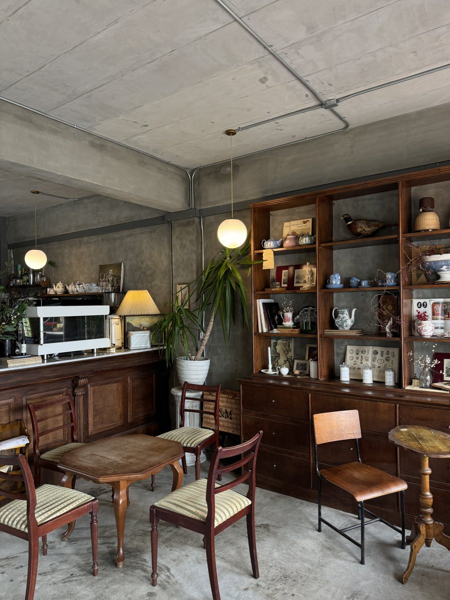 bjauntanywhere's tweet photo. House of Marlowe ☕️🫖🪴 : คาเฟ่ของดีประจำจังหวัดฉะเชิงเทราอยู่ไม่ไกลจากวัดโสธร มาในกลิ่นอายวินเทจแบบเมืองฝรั่ง เอาจริงสวยจนไม่คิดว่าอยู่เมืองไทยเลย เขาแต่งร้านดีมากโดยตัวร้านจะแบ่งเป็นสองชั้น ชั้นแรกตกแต่งด้วยเฟอร์นิเจอร์วินเทจเลือกมาแต่ละชิ้นเก๋ๆ ทั้งนั้น มีโซนสวน out door ให้นั่งชิลจิบชา จิบกาแฟด้วย ส่วนด้านบนจะมี event สลับไปในทุกๆ เดือน อย่างช่วงนี้ที่เบนซ์ไปจะมีขายของวินเทจจากแบรนด์ต่างๆ รวมไปถึงเครื่องประดับด้วย