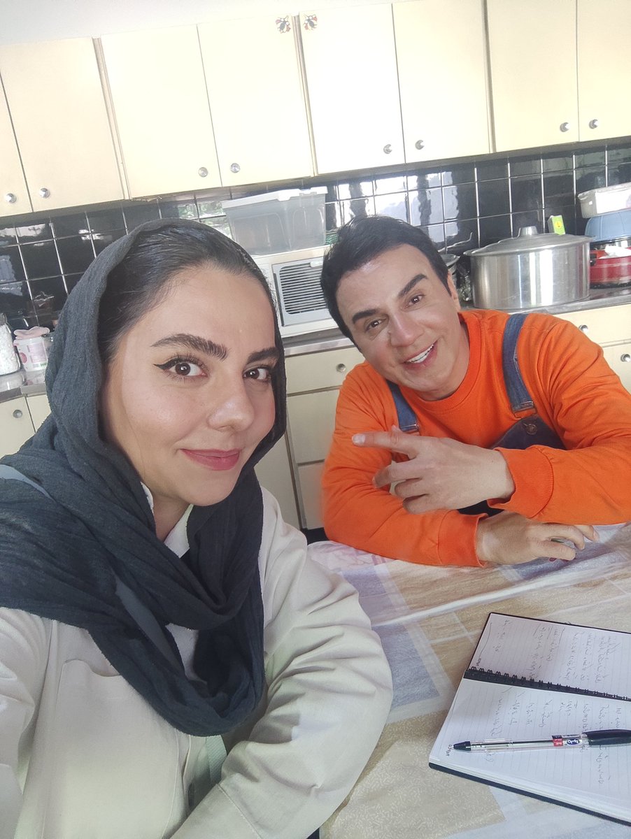 گفتم می‌دونین چقدر غصه می‌خوردم از اینکه هرچی زنگ می‌زدم برنامه‌تون جواب نمی‌دادین؟ (۲۰ سال پیش)

گفتن در عوض الان داریم با هم کار می‌کنیم و باید به حرفات گوش کنم :)

#عموپورنگ