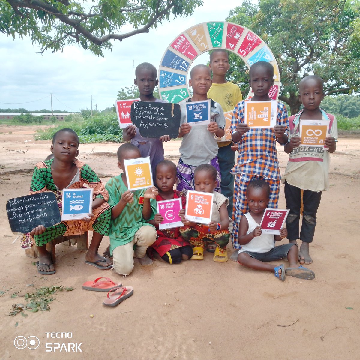 charaf_yarou's tweet photo. d’animation avec les enfants sur les objectifs de développement durable (#ODD) en langue locale dans la commune de #Sinendé plus précisément à #Niaro.
En éduquant les enfants sur les #ODD on les prépare à devenir des adultes conscients et actifs dans la construction(2)@SHartleif https://t.co/StQOPFnAhi