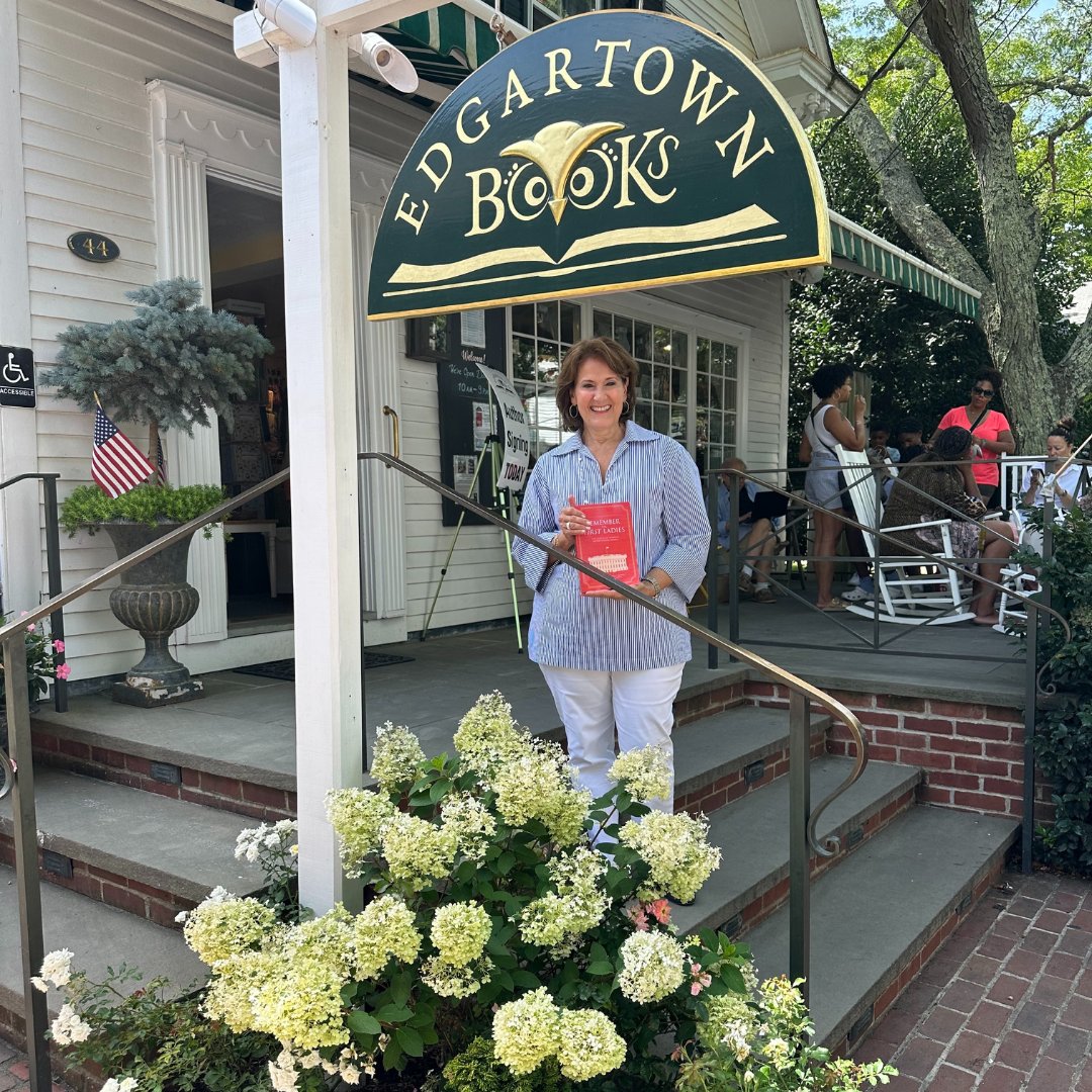 AnitaBMcBride's tweet photo. Last week as part of my trip to Nantucket, I headed to #MarthasVineyard for a wonderful book party hosted by @LauraCoxKaplan. I loved sharing stories from #RememberTheFirstLadies with her many friends and guests.. Wrapped up with a terrific book signing at #EdgartownBooks https://t.co/C3uzIUcVrR