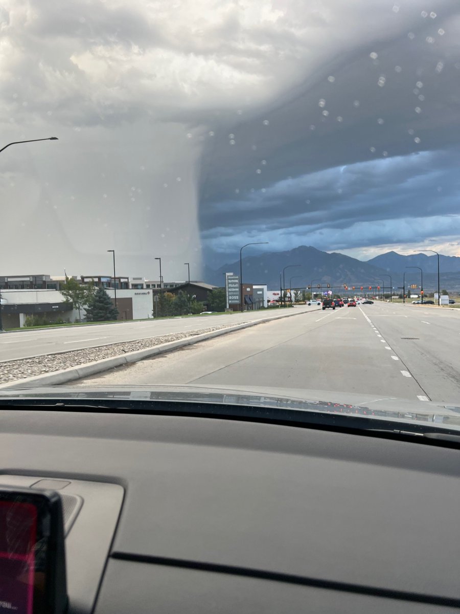 Hail Core! Amazing photo from the west end of the Salt Lake Valley showing a severe-warned thunderstorm absolutely dumping on the east bench of SLC. Incredible photo here showing that sharp line of clear skies and heavy precip. #utwx 

📍: Herriman, UT
📸: David Johnston