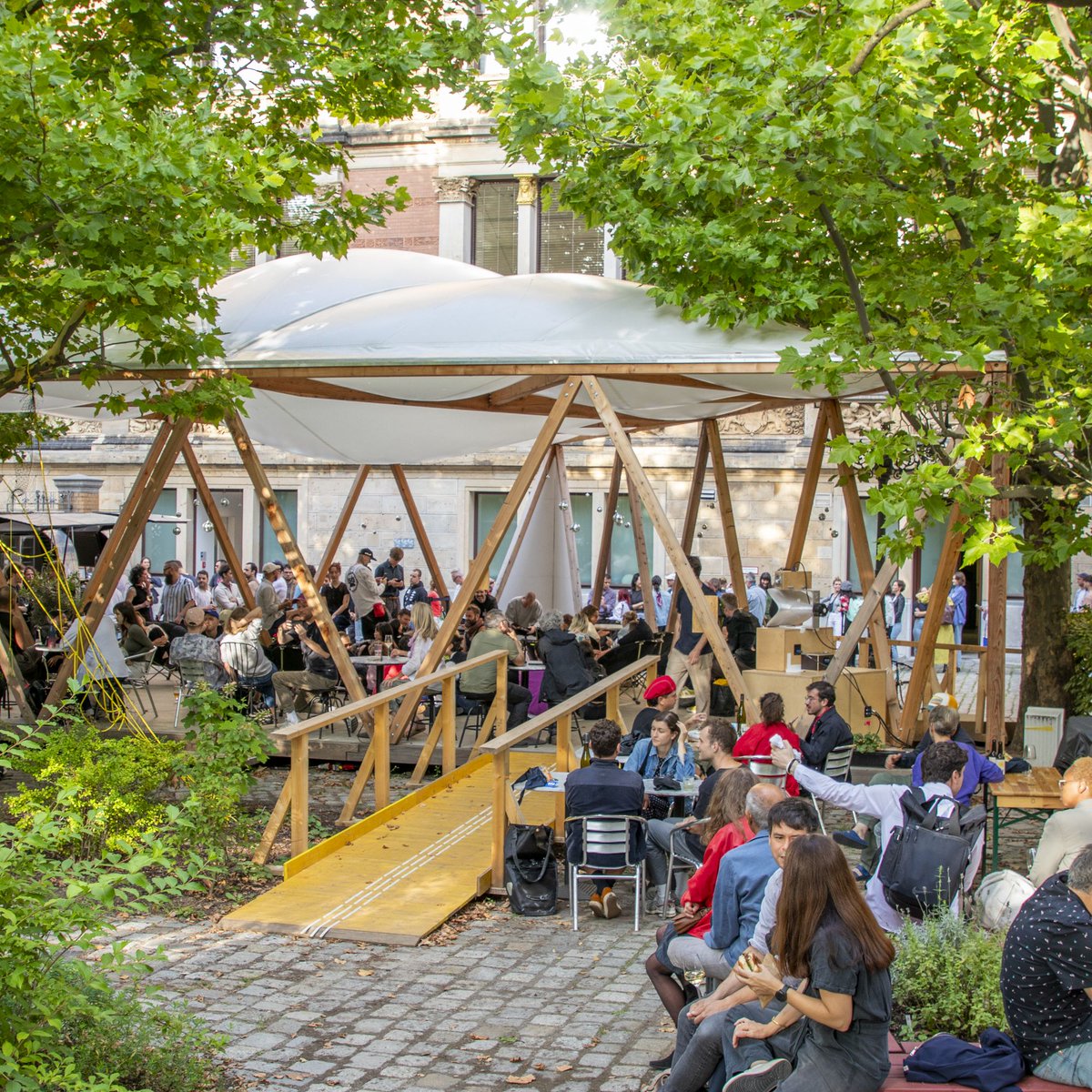 We conclude our #SummerListeningSessions this Friday from 18:00-21:00 on our summer terrace, where we once again round off the day together with music, food &amp; drinks, celebrating summer in an relaxed atmosphere. See you there![bit.ly/gropius-bau-su…](bit.ly/gropius-bau-su…)