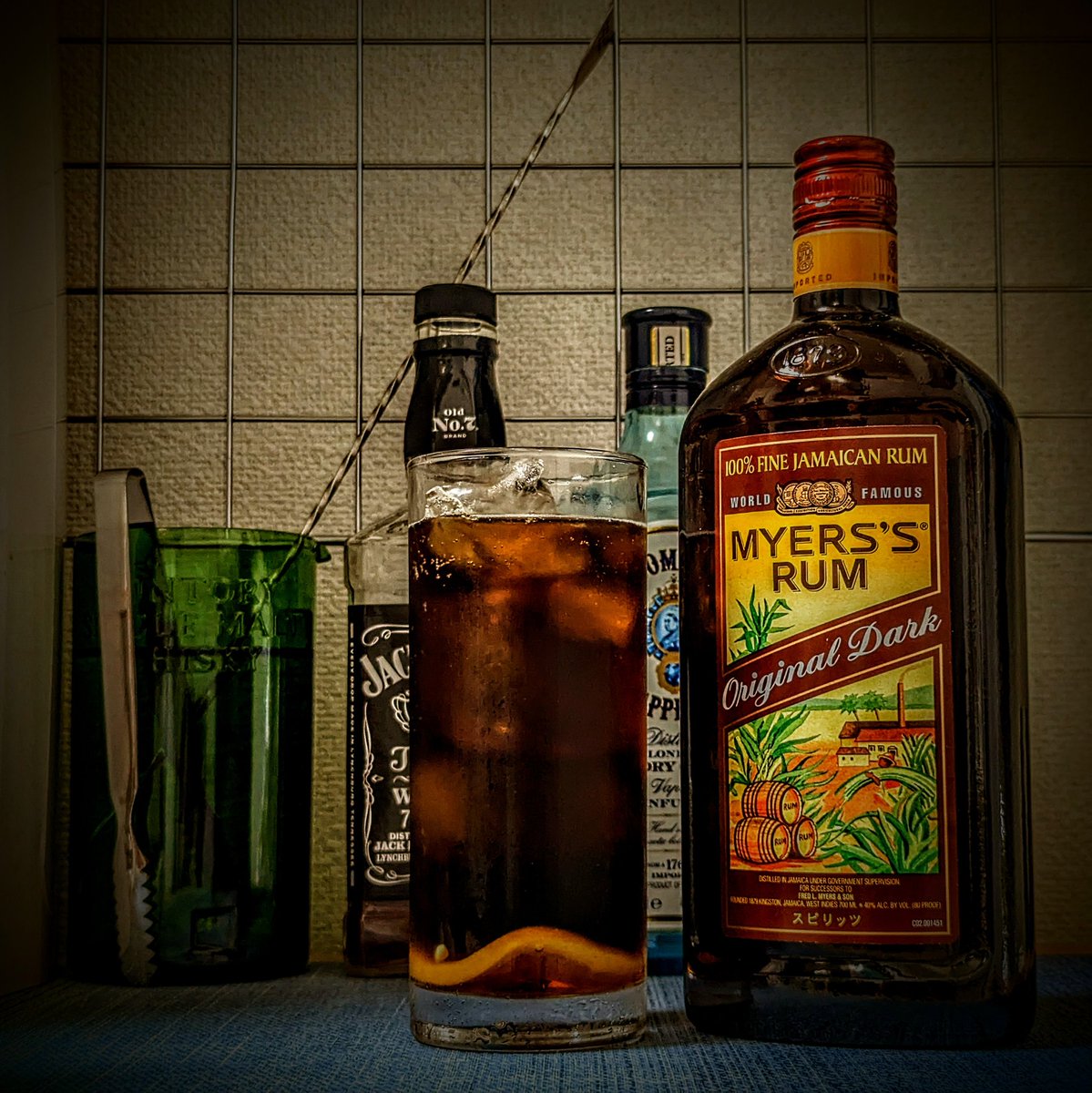 dieingmessage's tweet photo. マイヤーズラム オリジナルダーク、コーラ割りで頂きます。
コーラ開けたらこうなるよね。だがコレも美味いので良き。
#MyerssRum #OriginalDark #JamaicanRum #DarkRum #RumCoke #CocaCola https://t.co/JCkkeWD1Zq