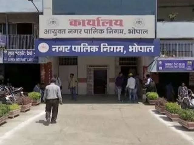SGirraj_'s tweet photo. स्वतंत्रता दिवस से पहले मेयर-पार्षदों का मानदेय 20% बढ़ गया! 

जबकि कर्मचारी #मध्यप्रदेश_सौ_फीसदी_वेतन_दो के लिए अभी भी परेशान हैं!

 मेयर को अब 26400 रू मिलेंगे ! 

इतने पैसे में मेयर के घर का खर्च कैसे चलता होगा 🤔 

उनकी आत्मा झंडा फहराते हुए कुछ बोलेगी?

@advpushyamitra https://t.co/sD9YvEJwYd