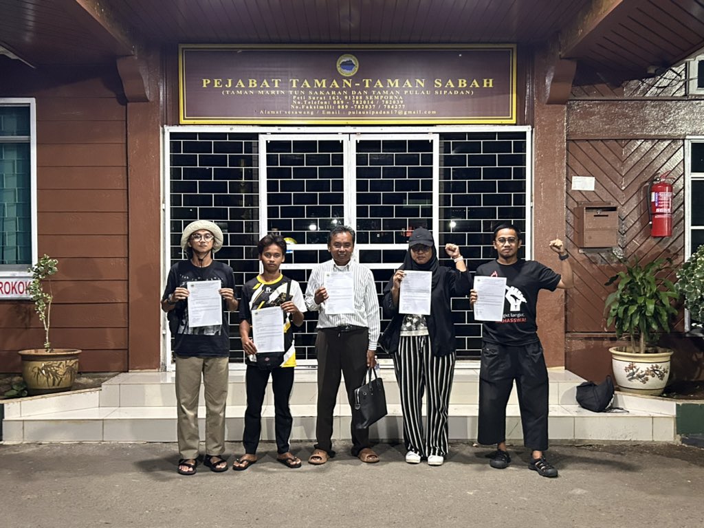 Aktivis dan Orang Kampung Dikompaun RM 15,000 Kerana Mempertahan Hak Masyarakat Adat Laut 

1. Alhamdulillah. 2 orang aktivis Borneo Komrad dan 3 orang kampung sudah dibebaskan, setelah 7 jam ditahan dan disiasat oleh Taman-Taman Sabah (Semporna).