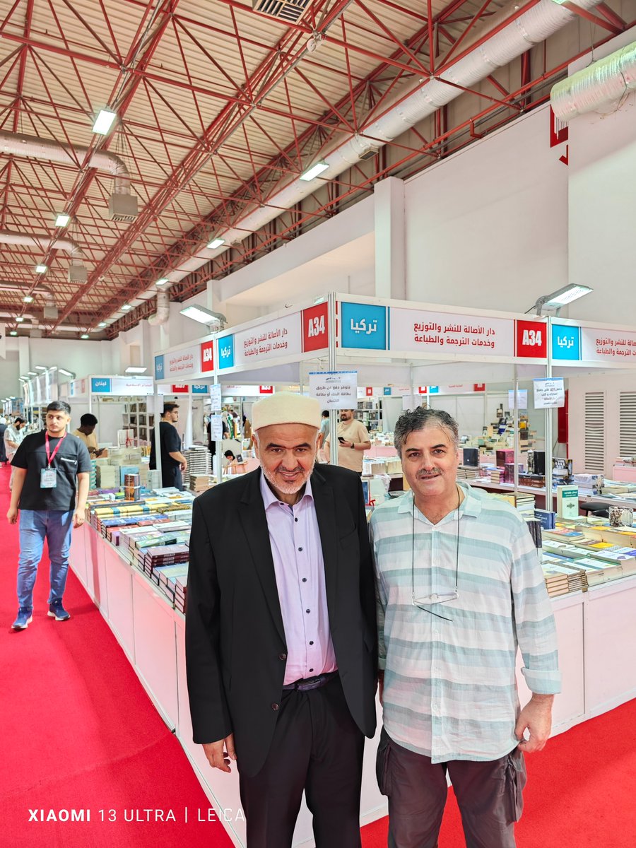 Libya'lı âlim Ali Muhammed Sallâbî hocamızla Arapça kitap fuarında. Hoca onlarca hacimli eserin müellifi olduğu halde 5-6 büyük koli kitap almış. İlim yolunun sonu yok. Rabbim, gayret ve istifademizi artırsın. Liyakat versin..