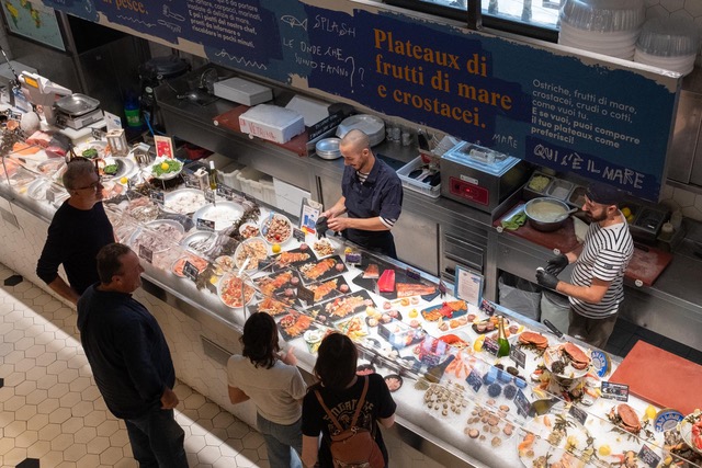 BistrotPedol's tweet photo. 🚉#Milano 🚅🚄 🚃 🚂 Mercato Centrale we are open #Pranzo #Cena #Aperitivo 🍴
 #destination 🔝#fish 🔝#wine #store ,speciali #confezioni d'asporto 
#GourmetSeafood #LuxuryDining #bonappetitpedol
✅ #hiring &amp;..coming soon to other cities
Calling #malldeveloper #realestate #partner https://t.co/8ptqKg3sZN