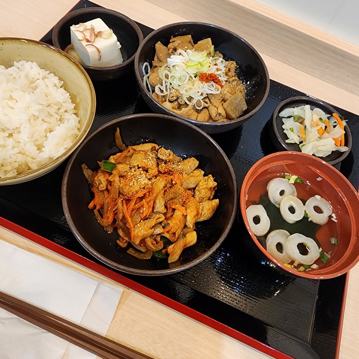 こんな時間ではあるけれど、仕事か遅くなったので、県央以北初出店のゆで太郎&amp;もつ次郎でもつ次郎の合盛り定食😋
なんとか今日中に家に着けそう