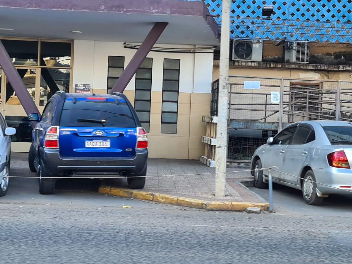 47Pynandi's tweet photo. estos pio son los Doctores y/o Profesionales que trabajan en EM, libres y exonerados de estacionar como se les cante? 👏🏻👏🏻👏🏻 la PM (enfrente) haciendo la vista gorda como de costumbre 🤪 https://t.co/82jHhH5v7y