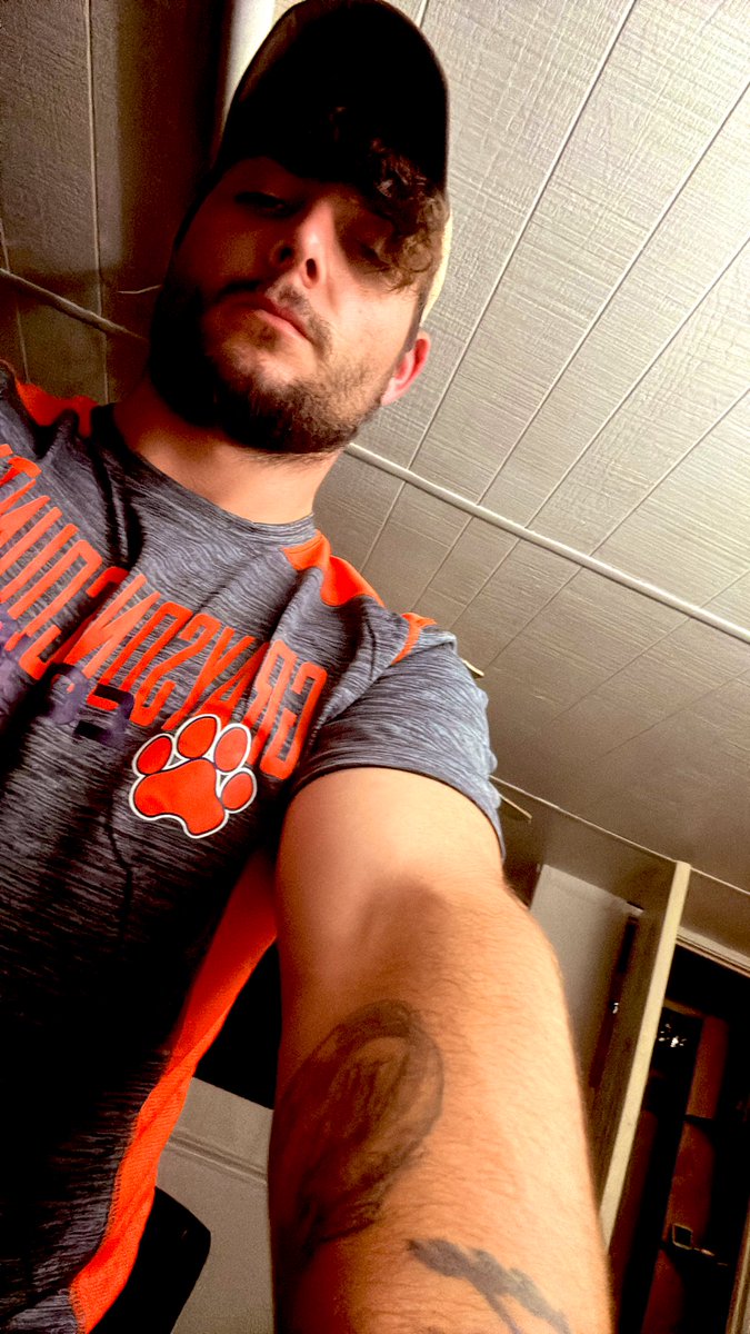 Bobbi1407's tweet image. Even though it’s painted white, the red room is calling for a small gathering here very soon.