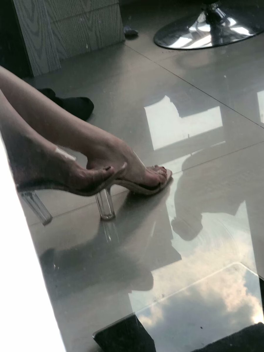 cyxdcy's tweet photo. 女友的脚  有想舔的吗  缠了好久才同意3  目前需要能接受舔脚会玩的  不是绿奴玩的不过分的不���联系 https://t.co/0M4maEsUaS