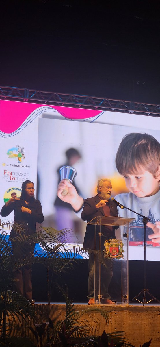 alhepu9's tweet photo. 2º Encontro Brasileiro Cidade das Criançase 2º Fórum Internacional das Infâncias.
"Una escuela distinta, otra escuela es posible y es urgente"... "Antes yo hacía poesía, ahora solo lleno el cuaderno de letras".
#FrancescoTonucci #Frato https://t.co/sRxJJd6ANm