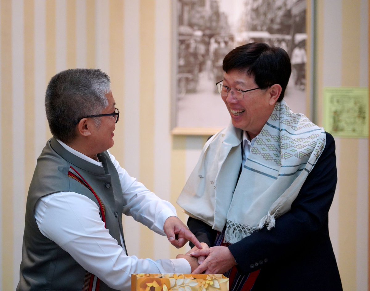 CMOMizoram's tweet image. Jonathan Lalremruata @jonanz, OSD to the CM, met with Foxconn Group Chairman Mr. Young Liu in New Delhi today. They discussed potential investments in Mizoram and job opportunities for Mizo youth at Foxconn.