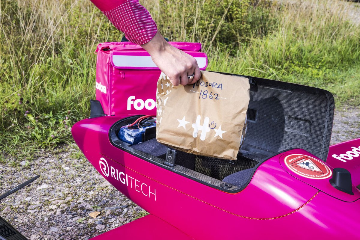 HesburgerFIN's tweet photo. Hesburgerin hampurilaiset saivat lentävän lähdön keskiviikkona 14. elokuuta, kun Foodora kokeili Espoon Suurpellossa Kerroshampurilaisten kuljetusta droonilla! 🤩🍔 

#hesburger #foodora https://t.co/r8iuW9GUWL