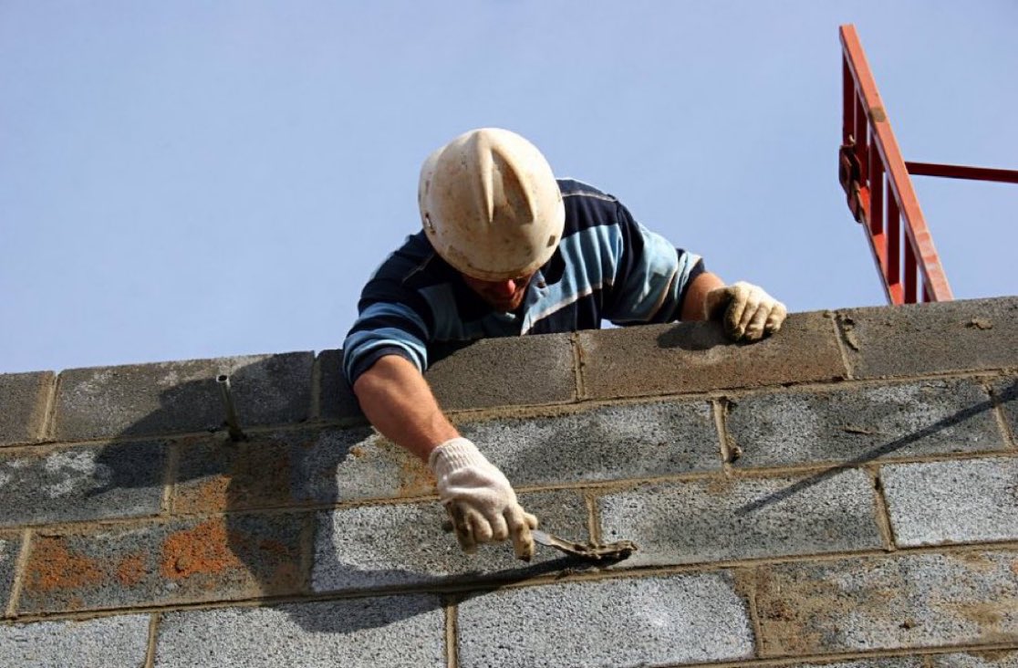 🔨🏗️ ¿Buscas servicios de construcción de confianza? 
¡Estamos aquí para ti!Ofrecemos todos los servicios relacionados con la construcción,desde pequeñas reformas hasta obras integrales¡Haz realidad tus proyectos con nosotros!
#málaga #pizarra #cartama #costadelsol #obrasmalaga