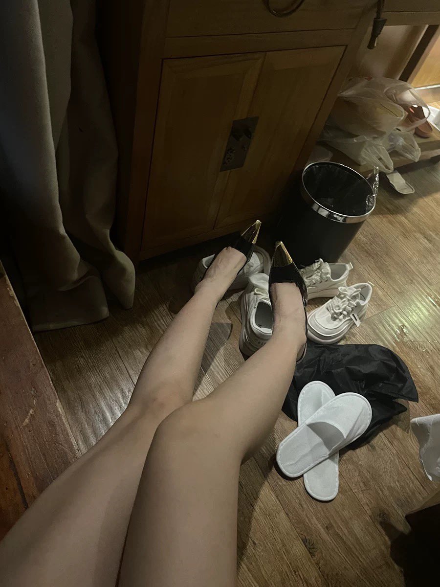 HTop56388599's tweet photo. 眼睛直勾勾的意淫什么呢贱狗！
偷窥一眼主人的高贵的美腿膝盖不自觉软了吧不由自主的想下跪？
那还不快滚到腿底下来当我的泄愤工具！
#上贡 #女s #榨金 #压榨奴 #阳痿 #辱骂 #羞辱 #恋足  #贱狗 #舔脚 #sm #atm奴 #小额奴 #报销奴 #提款机 #账单奴 #精神控制 #粗口 #绿帽 #贡奴 #无脑贡 #黑丝脚  #美腿 https://t.co/2cnWMn6ZYM