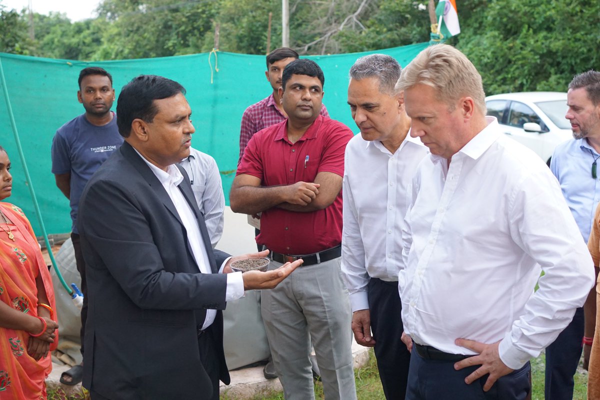 toddmcclaymp's tweet photo. On my final stop in 🇮🇳 I visited a local @Amul_Coop farm and milking to gain a practical sense of dairy operations and the communities supported by the sector. 
There are exciting opportunities for 🇳🇿 and 🇮🇳 to partner and cooperate to boost our respective agriculture sectors. https://t.co/zgSM9UgqQ5