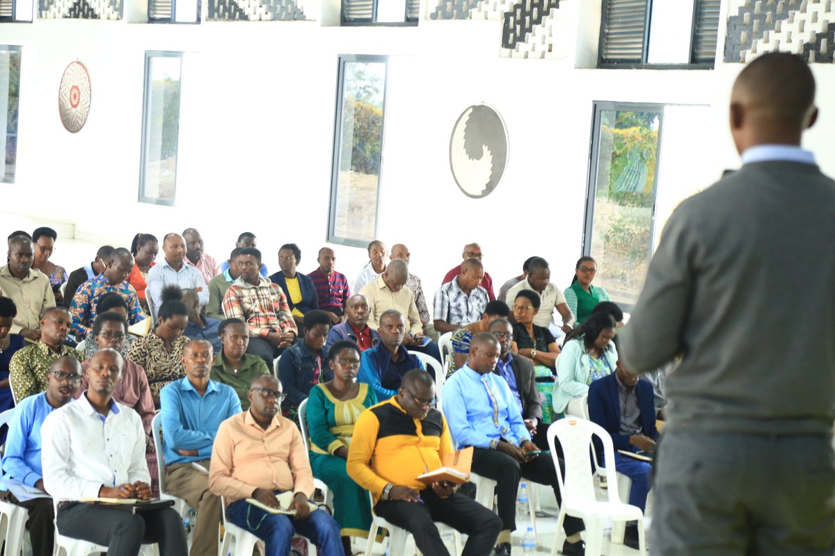MwalimuSacco's tweet photo. @Louis_muhoz @RuhangoDistrict Bwana @Louis_muhoz yakomeje ashishikariza abanyamuryango ba @MwalimuSacco gusenyera umugozi umwe mu kurushaho kwiyubakira koperative yabo kugira ngo nayo ibashe guhaza ibyifuzo byabo. Ati " @MwalimuSacco ni iyanyu,yaje gushyira mu ngiro iterambere rya mwarimu."

#serviceawareness https://t.co/btnl0JjEwd