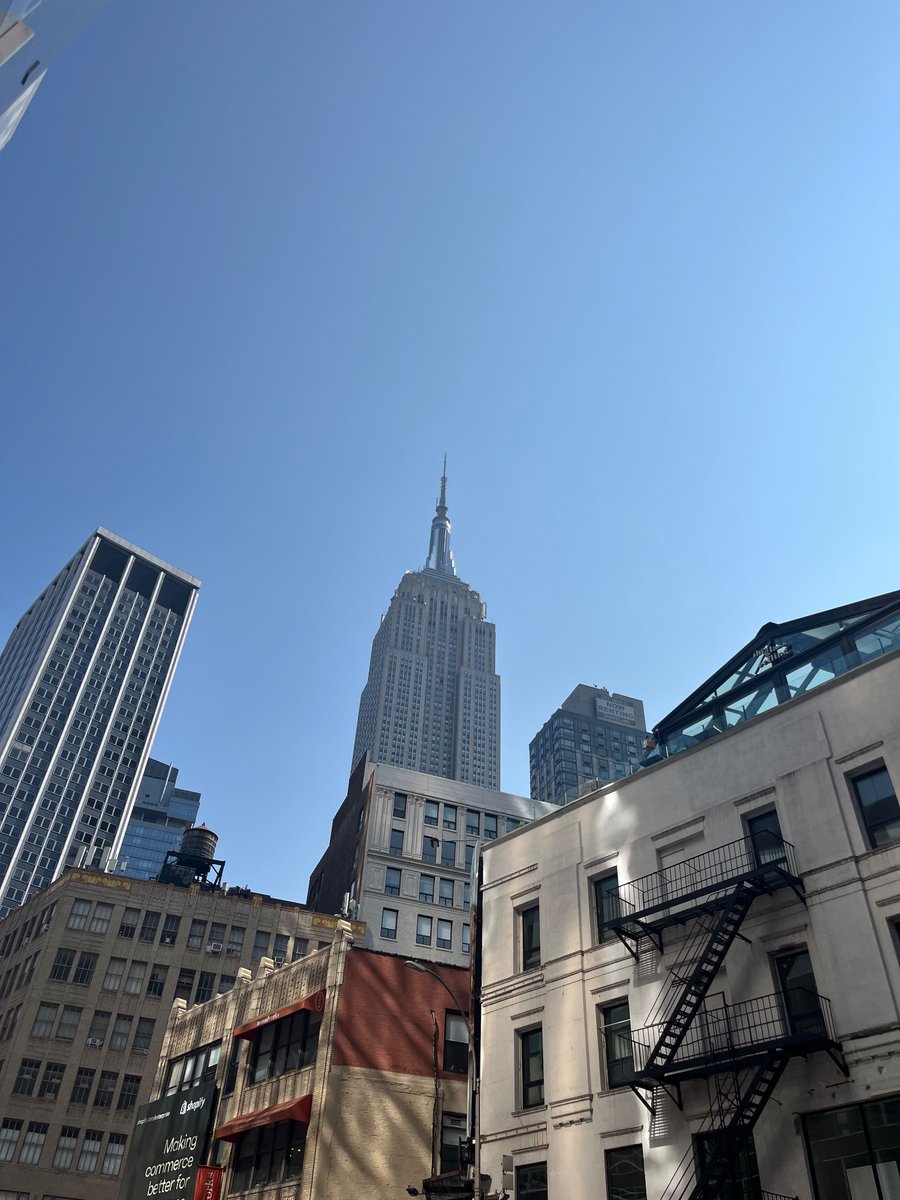 Perks of not paying attention and taking the downtown subway instead of the uptown: little walk☀️ &amp; Empire State Building views