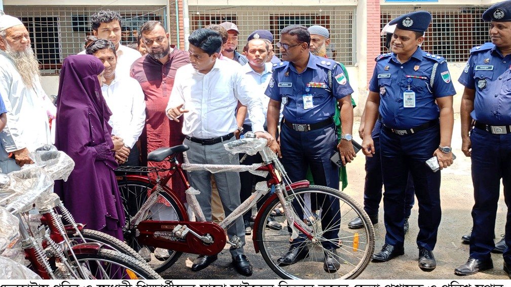 দেবহাটায় গরীব, মেধাবী শিক্ষার্থীদের মাঝে সাইকেল বিতরণ