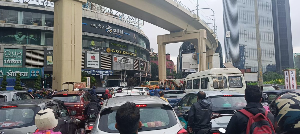 BHOSALESHIVRAJ's tweet photo. Traffic management is required here. 
At least a traffic signal.

Location : Kalyani Nagar Aga Khan Bridge Junction 

https://t.co/qbC48I8aXc https://t.co/5nijl97oEg
