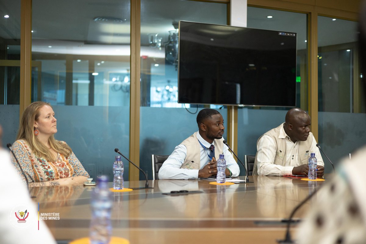 #RDC_MINES | #Retro 📷 | 13.08.2024
Le Ministre des Mines, SEM Kizito PAKABOMBA <a href="/kizpaka/">Kizito Pakabomba</a> a reçu une délégation de <a href="/afrewatch/">AFREWATCH</a> et <a href="/EarthRightsIntl/">EarthRights Intl</a>, accompagnée des étudiants de la deuxième session de l'École du Fleuve Congo. 1/2