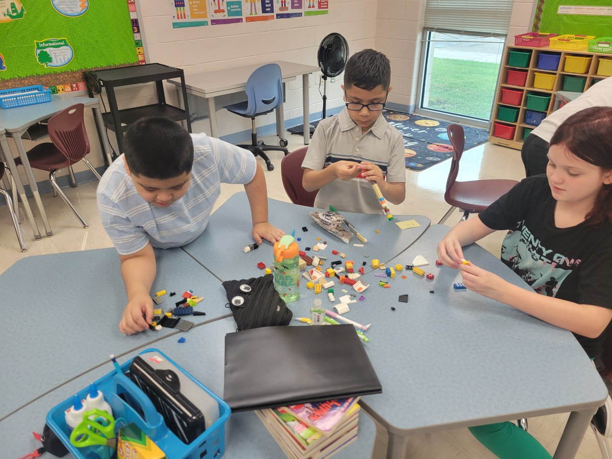 My engineers are using their creative skills to build their setting to the reading story. 👷‍♀️🏗👷‍♂️
<a href="/DrRodriguezElem/">Dr. Rodriguez STEM Academy</a> 
#STEM 
#4Cs