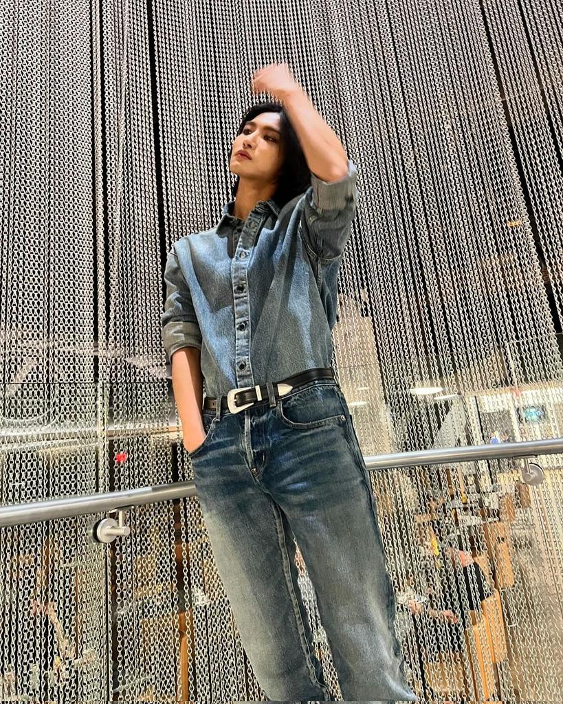 puseonghwa's tweet photo. Sassy poses with a curtain made out of chains. https://t.co/mss8YSY5j1
