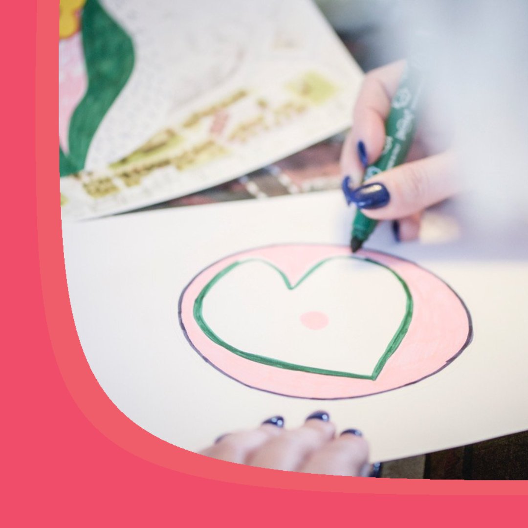 « Je portais toujours un masque pour cacher mes peurs. À la maison, j'étais une Evy très triste et anxieuse. » Aujourd’hui, Evy veut porter un message d’#espoir : construire une vie heureuse malgré une enfance marquée par les #traumatismes est possible. 👉 bit.ly/temoignage-evy