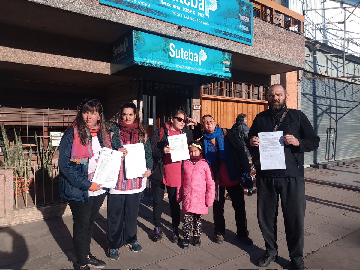 Anabela_Colli's tweet photo. Hoy presentamos en el Concejo Deliberante de #JoséCPaz un proyecto de comunicación para que el Consejo escolar solucione el problema de la falta de gas para 15 escuelas del distrito. 

El proyecto, que cuenta con 150 firmas de la comunidad educativa (docentes, auxiliares y familias), es producto de un reclamo muy sentido por la comunidad educativa. También fueron llevadas a la seccional de nuestro sindicato #SUTEBA que muy poco ha hecho hasta el momento.

La falta de gas implica no sólo pasar frío en las escuelas, sino que los estudiantes reciban una vianda fría, en pleno invierno. En muchos casos es el único plato de comida del día.

Todos los años hay recortes en el presupuesto educativo a nivel nacional y eso lo vemos todos los días cuando vamos a trabajar o llevamos a nuestros hijxs a su escuela. 

A su vez, el Concejo Deliberante de José C. Paz ha votado un presupuesto municipal que incluye un recorte en el ítem “Mantenimiento mejora y construcción de escuelas”.

Durante el gobierno de Milei la situación de la comunidad educativa se ve afectada directamente. Según UNICEF, 1 millón de niños y 5 millones de adultos no cenan.

Estas son las consecuencias del ajuste del FMI, el gobierno nacional, y los gobiernos provinciales. 
Es urgente la plata para educación, no para la deuda 
Por un sistema de educación único y nacional.

¡Hay grandes ejemplos que con organización y lucha podemos conseguir lo que nos proponemos! El capitalismo sólo genera miseria, hambre y desigualdad.
Pensemos en otra forma de organización desde abajo para dar vuelta todo y que las prioridades sean nuestras necesidades, la de los trabajadores y las grandes mayorías