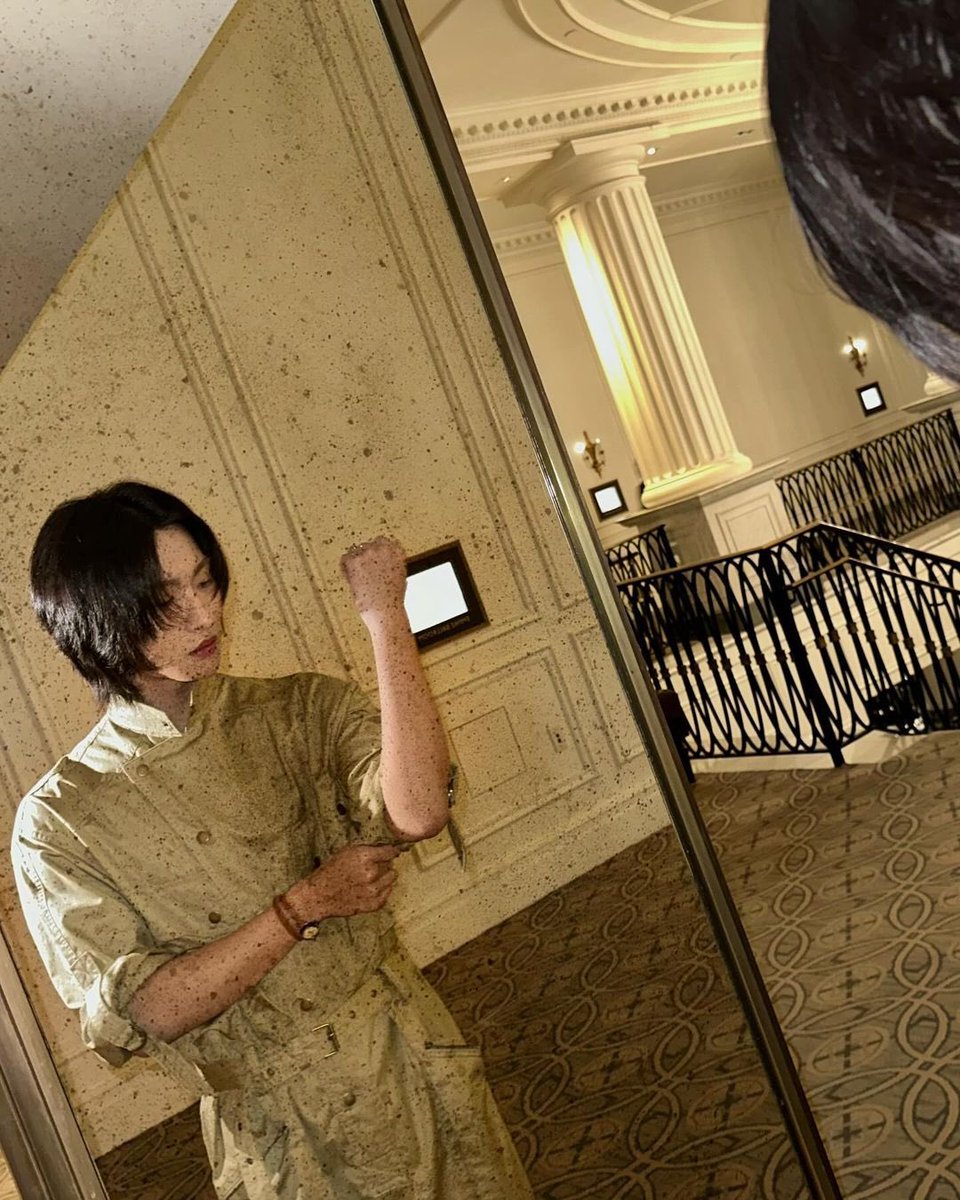 puseonghwa's tweet photo. Although the urge to clean this mirror is pretty high, I need to suppress my desire and take some more pictures instead. 😋 https://t.co/0RR2sJz9Hs