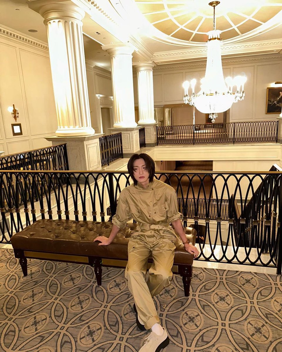 puseonghwa's tweet photo. Not such a relaxed way of sitting but at least the chandelier outshines me ... quite literally. Just look how shiny that thing is! https://t.co/GG4cz1UoTt