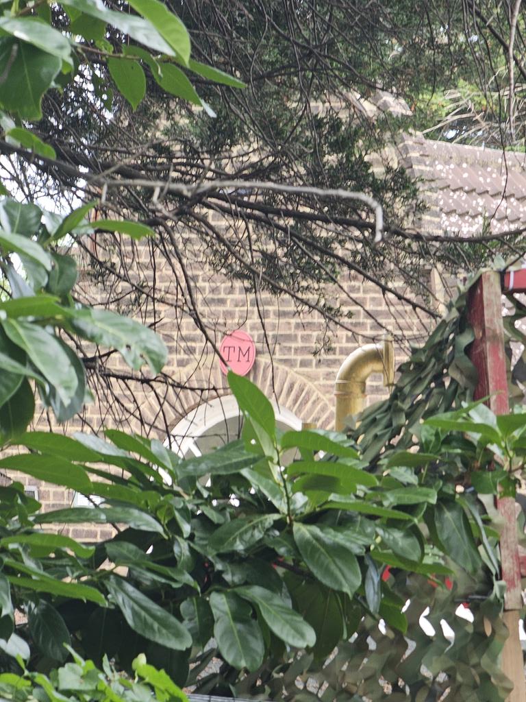 HiddenSky's tweet photo. I knew I wouldn't get to see anything at the #Taskmaster house, but since I'm currently on vacation in London, I had to try. At least it was a lovely walk around to see the bandstands. https://t.co/WsVUkLz6B9