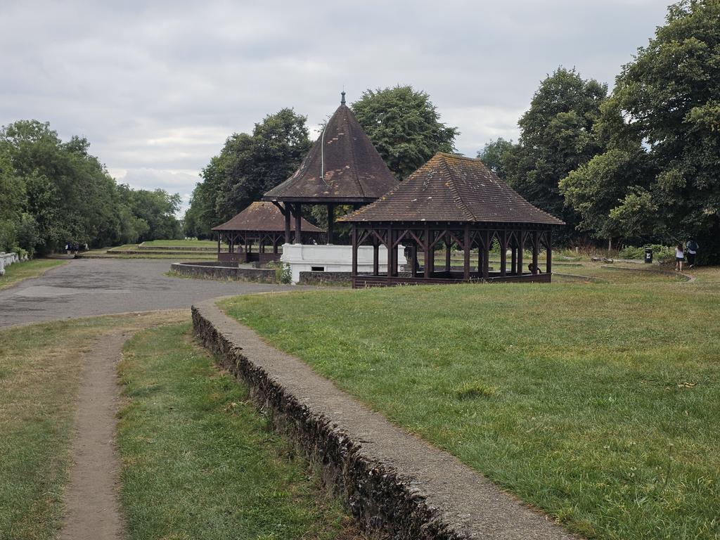 HiddenSky's tweet photo. I knew I wouldn't get to see anything at the #Taskmaster house, but since I'm currently on vacation in London, I had to try. At least it was a lovely walk around to see the bandstands. https://t.co/WsVUkLz6B9