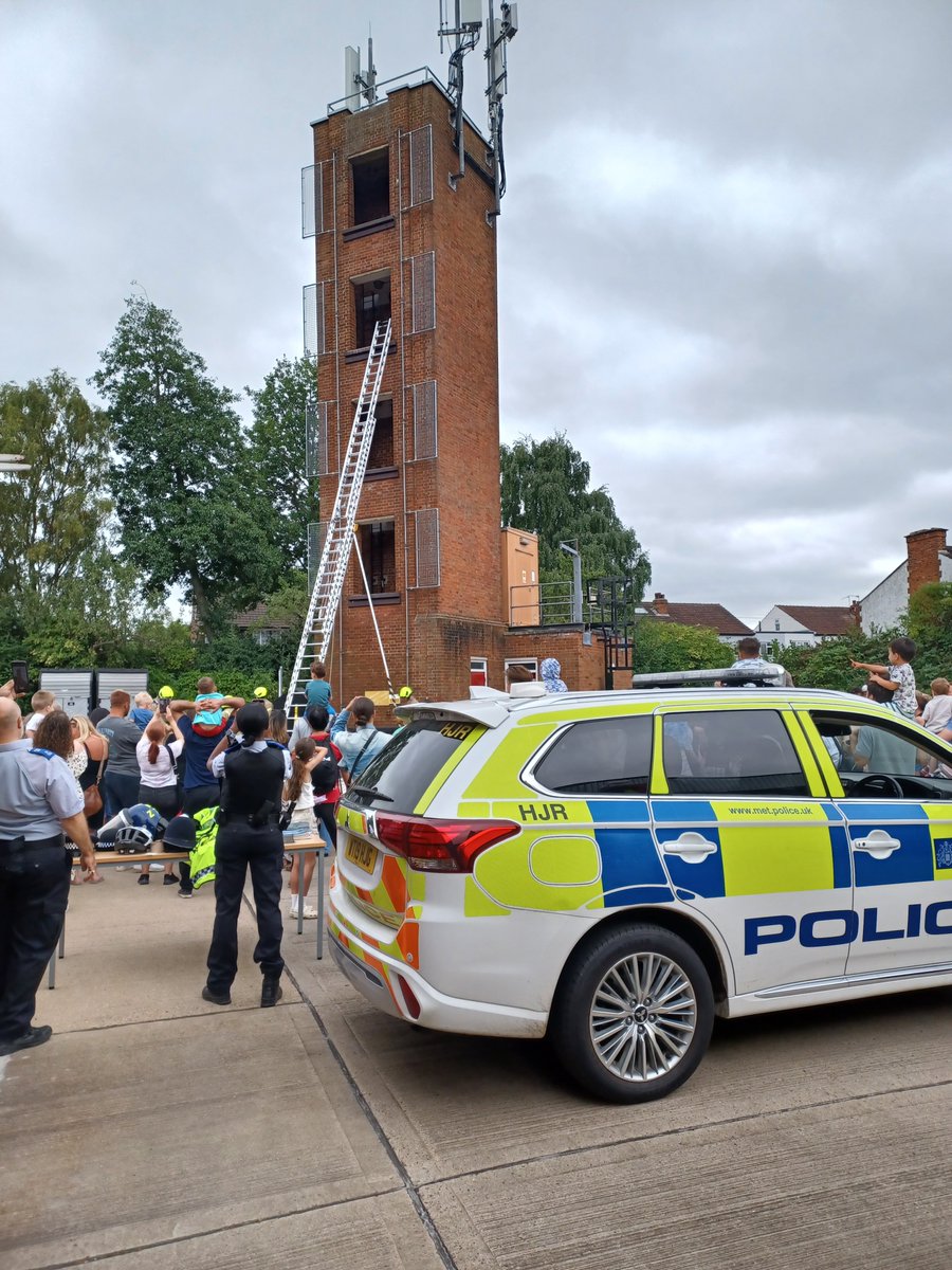 MPSSuttonSouthE's tweet photo. At the weekend the team were invited by @LFBSutton to take part in the station open day. Lots of smiling faces enjoyed trying the uniform and playing with the buttons in the car. We'd say it was the most popular part of the day but we'd be biased! @LukeTaylorLD https://t.co/DM0KBVKgwz