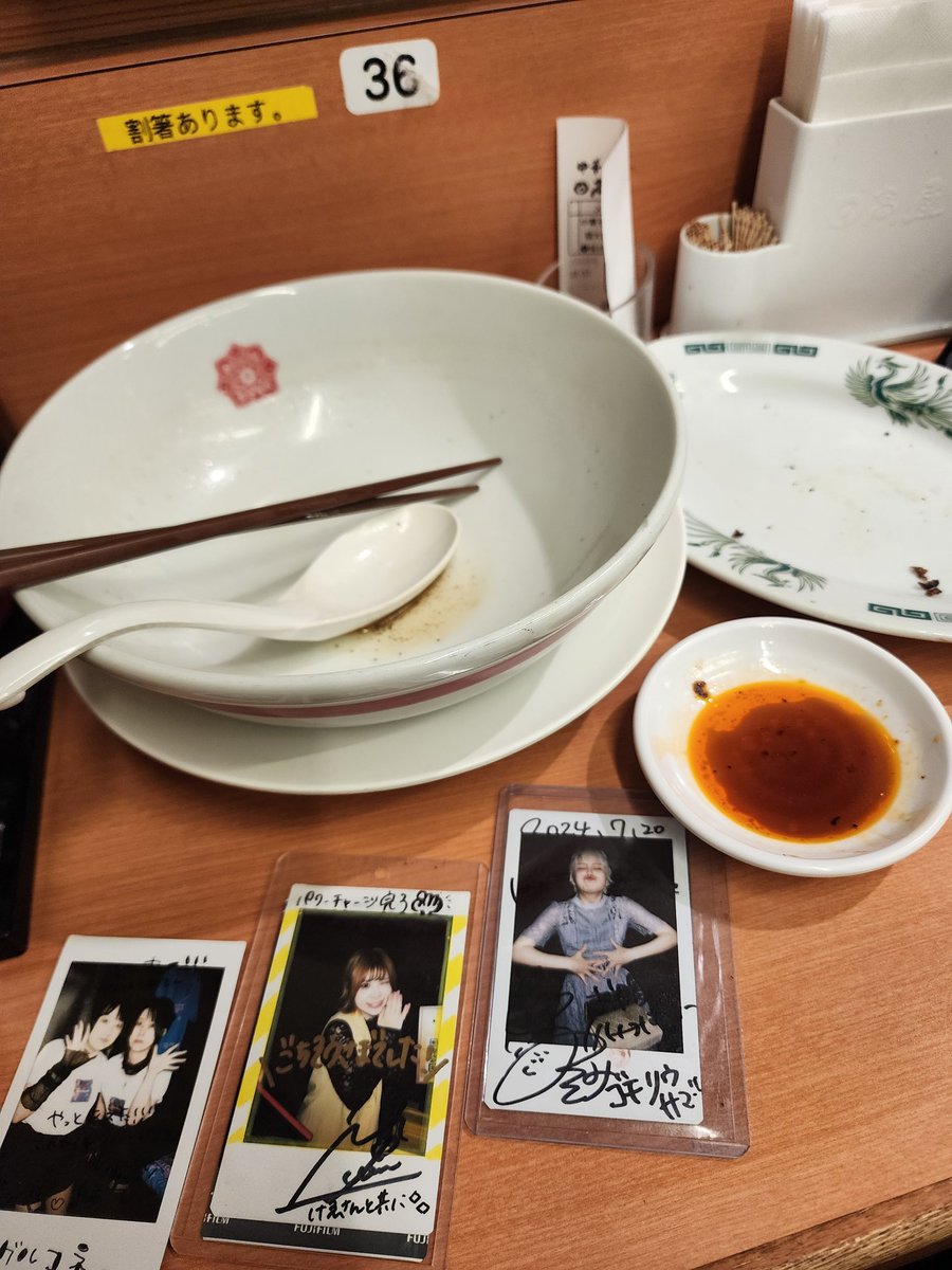 K_NoodleMaster's tweet photo. そしてごちそうさまでした～🎵
関西じゃ食べれない❗
コスパ最強レベルでそれなりに満足できる味🎵
ノーマル中華そば390円は納得❗
そんなに不味くないで❓️ｗ
てゆーか、叉焼は好みやわ❗
今日は特別に2人も🎵

#ごちそうさまでした
#Mifuyu さん
#にっぽんワチャチャ
#遠藤Nozomi さん
#ReadtheAir https://t.co/zWSfB7z8S0