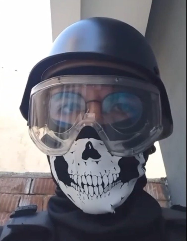 GÜVENLİ SOKAKLAR NEREDE???

Eskişehir’de, başında kask, belinde balta, yüzünde maske ve üzerinde hücum yeleği bulunan saldırgan, önüne gelen insanı yaraladı.

Katliam yasası bu tür kötü ruhlu insanlara cesaret verecek.
#YasayiGeriÇek 
#DevletYaşatırÖldürmez