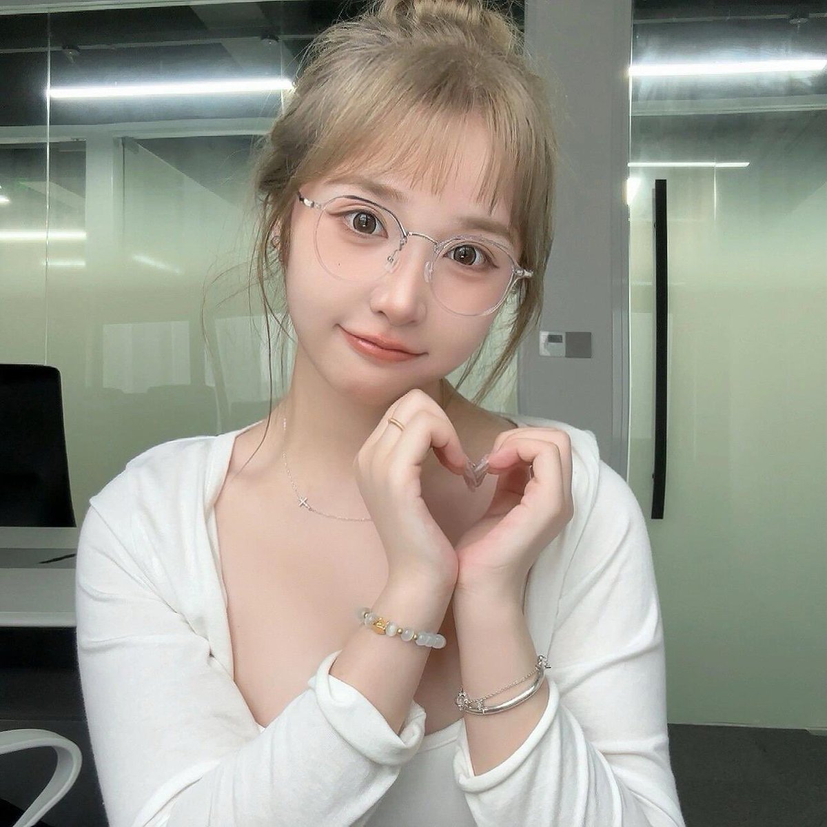 KouryFida's tweet photo. 羅東學妹兼職按摩舒壓 水多需求大 緊緻體驗，更多花招等你解鎖🦫 加賴 zz88188 了解更多 #羅東鎮 #羅東按摩舒壓 #個工 https://t.co/YwIE2IlhUa