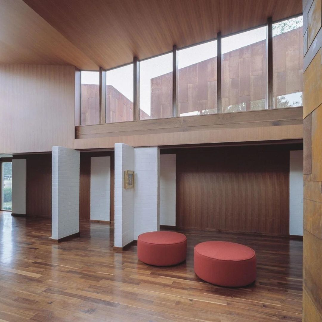 azahner's tweet image. Designed by @marlonblackwellarchitects, this home features a Solanum Steel exterior that contrasts beautifully with the refined interior surfaces of wood and metal. bit.ly/46IxR7D  #modernarchitecture #residentialdesign #innovativeengineering #architecturalexcellence