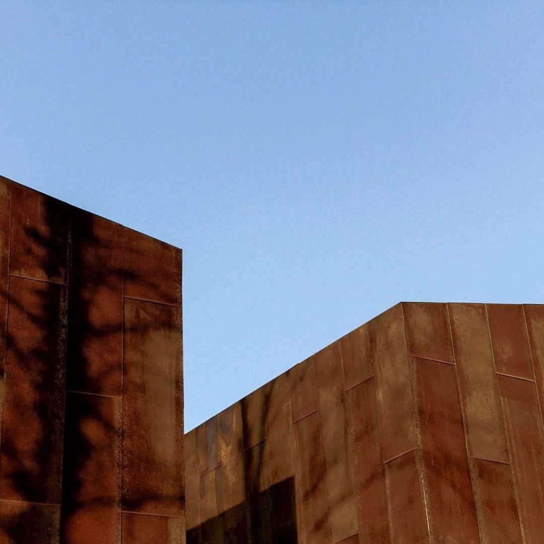 azahner's tweet image. Designed by @marlonblackwellarchitects, this home features a Solanum Steel exterior that contrasts beautifully with the refined interior surfaces of wood and metal. bit.ly/46IxR7D  #modernarchitecture #residentialdesign #innovativeengineering #architecturalexcellence