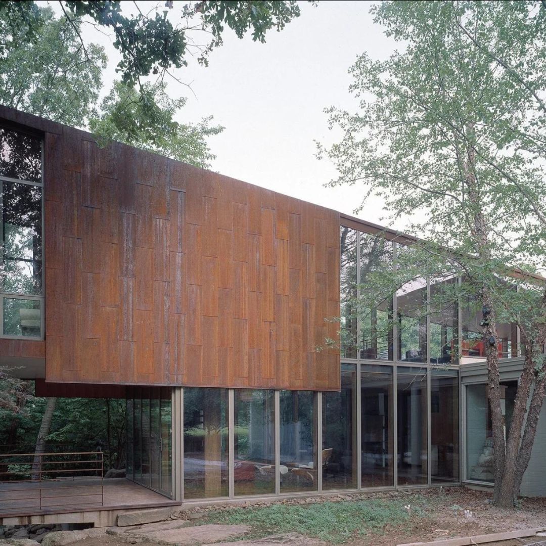 azahner's tweet image. Designed by @marlonblackwellarchitects, this home features a Solanum Steel exterior that contrasts beautifully with the refined interior surfaces of wood and metal. bit.ly/46IxR7D  #modernarchitecture #residentialdesign #innovativeengineering #architecturalexcellence