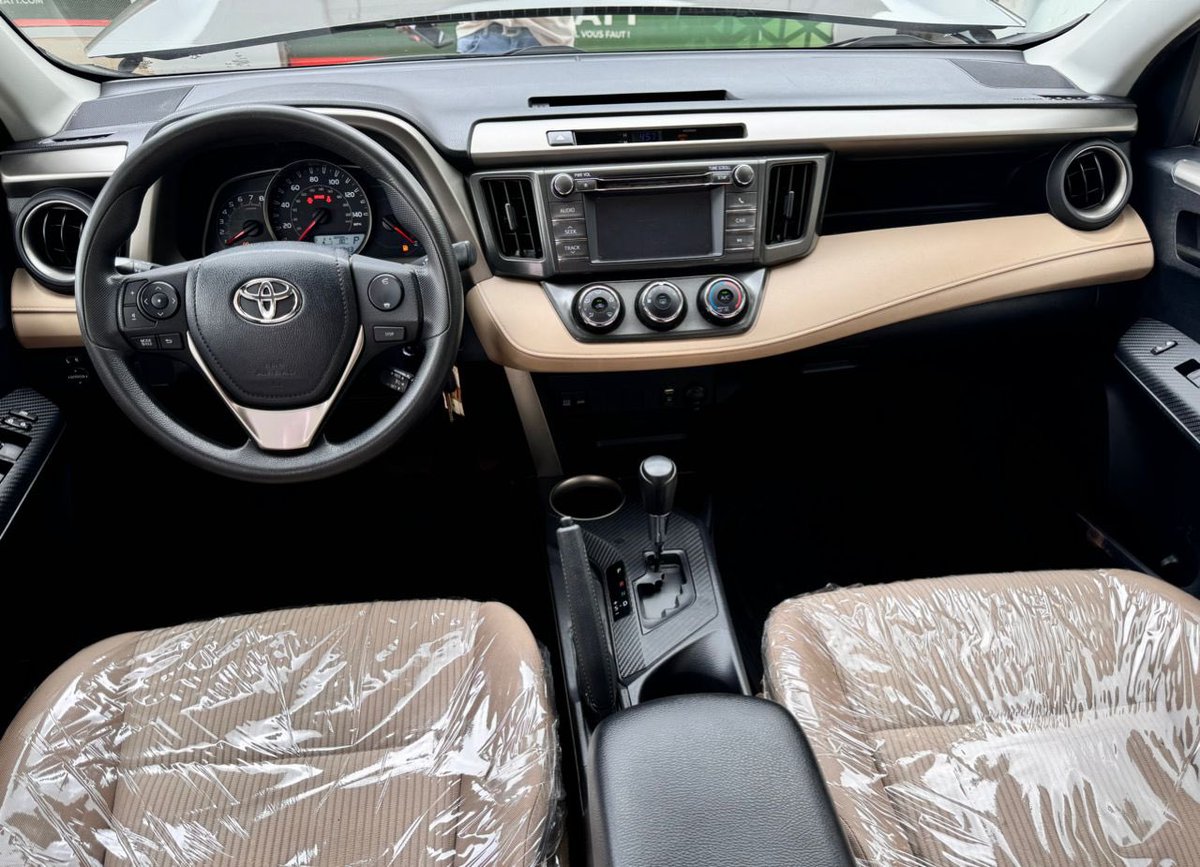 🚙 **À vendre : Toyota RAV4 2013-2014**  
✅ Dédouané et prêt à rouler !  
🔧 Essence, boîte automatique.  
💰 Disponible à 11.500.000 FCFA TTC (légèrement négociable).  
Contactez-moi 61.75.21.21
 pour plus d'infos !