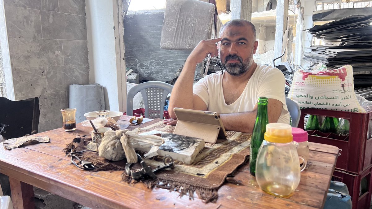 بعد يوم كامل من التعب و الجهد المتواصل من أجل نقل الأحداث الدامية و التنقل من مكان لآخر من أجل البحث عن إشارة نت قوية و كذلك التعب في تأمين بعض الطعام لمن تبقى من العائلة يصيبني الاكتئاب من هول ما أراه و أعيشه، فأجلس بين ركام منزلي و أعيش لحظات ليست طويلة مع القرآن الكريم تلاوةً