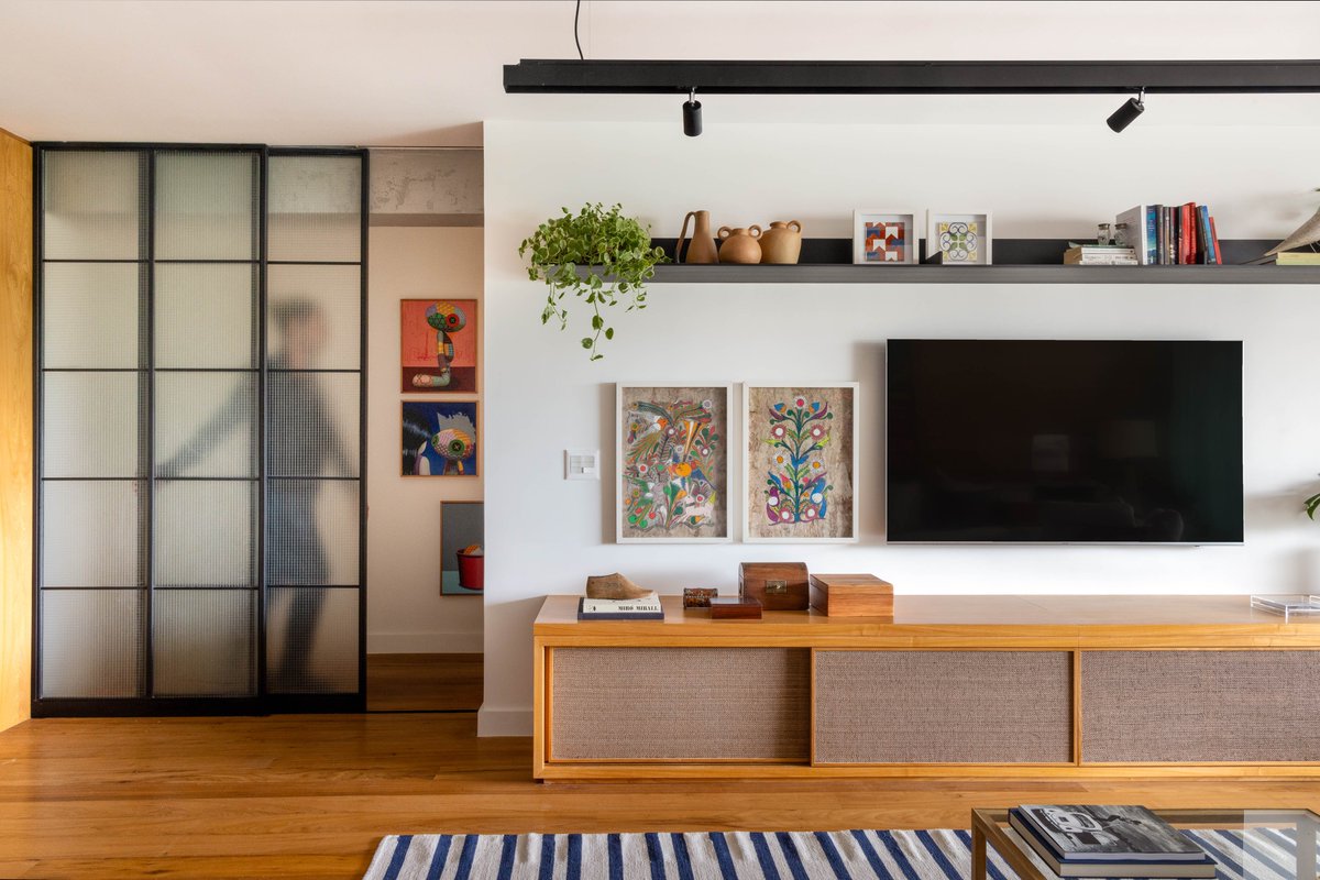 casacor's tweet photo. Estilos contemporâneo, industrial e retrô criam apê despojado de 180 m². Carolina Escada e Patricia Landau, do escritório Escala Arquitetura e elenco da CASACOR Rio, assinam este projeto no Alto Leblon (RJ). https://t.co/pCP2nvcMWl