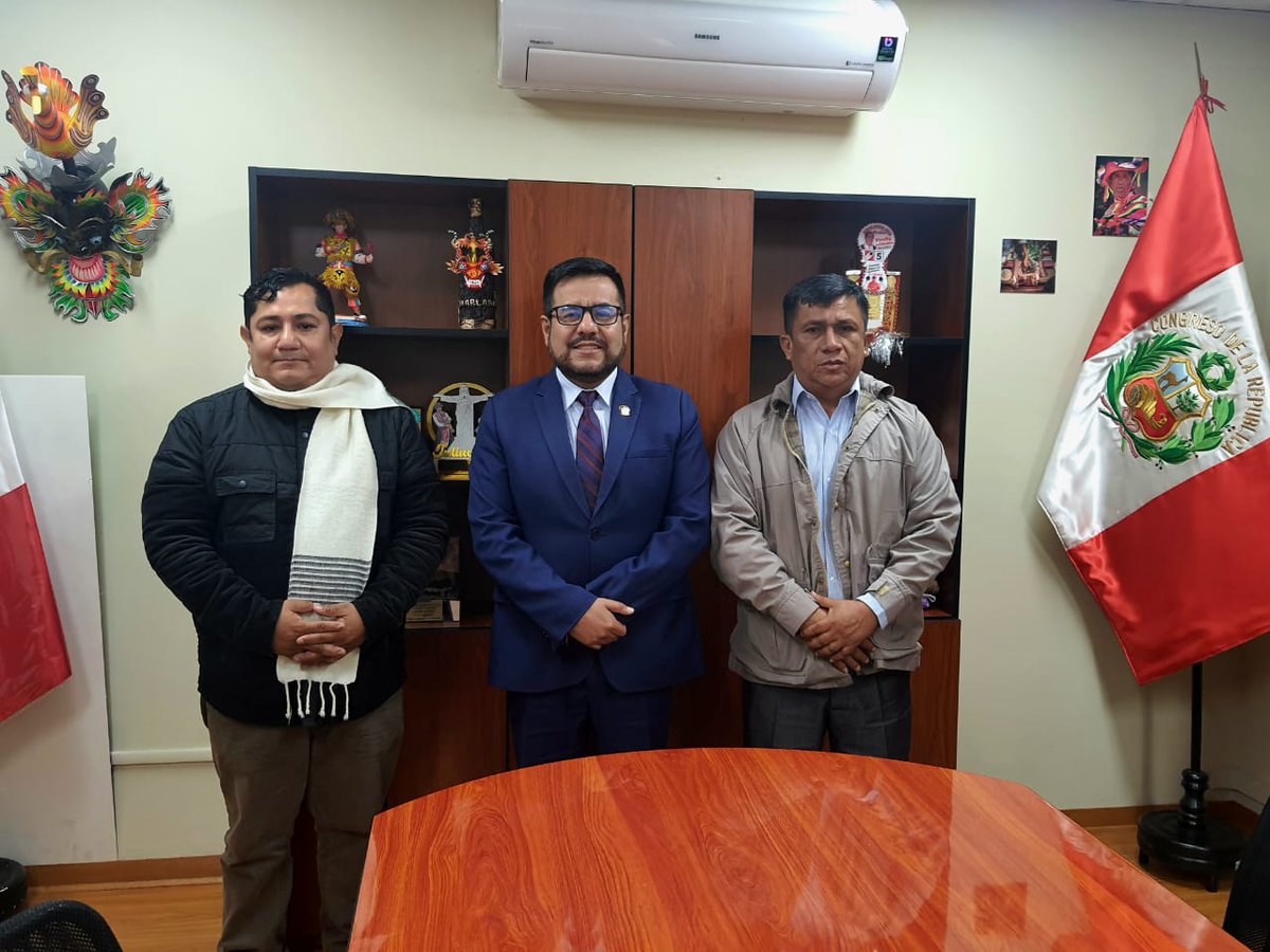 CarlosZeballosC's tweet photo. 🟥Reunión con el alcalde del centro poblado de Santa Rosa, distrito de #Inambari - #Tambopata - #MadreDeDios. Abordamos temas cruciales para el desarrollo sostenible de la comunidad.
Continuemos trabajando en equipo y de manera articulada para fortalecer los #CentrosPoblados🇵🇪🤝 https://t.co/P7ZmkRcuHq