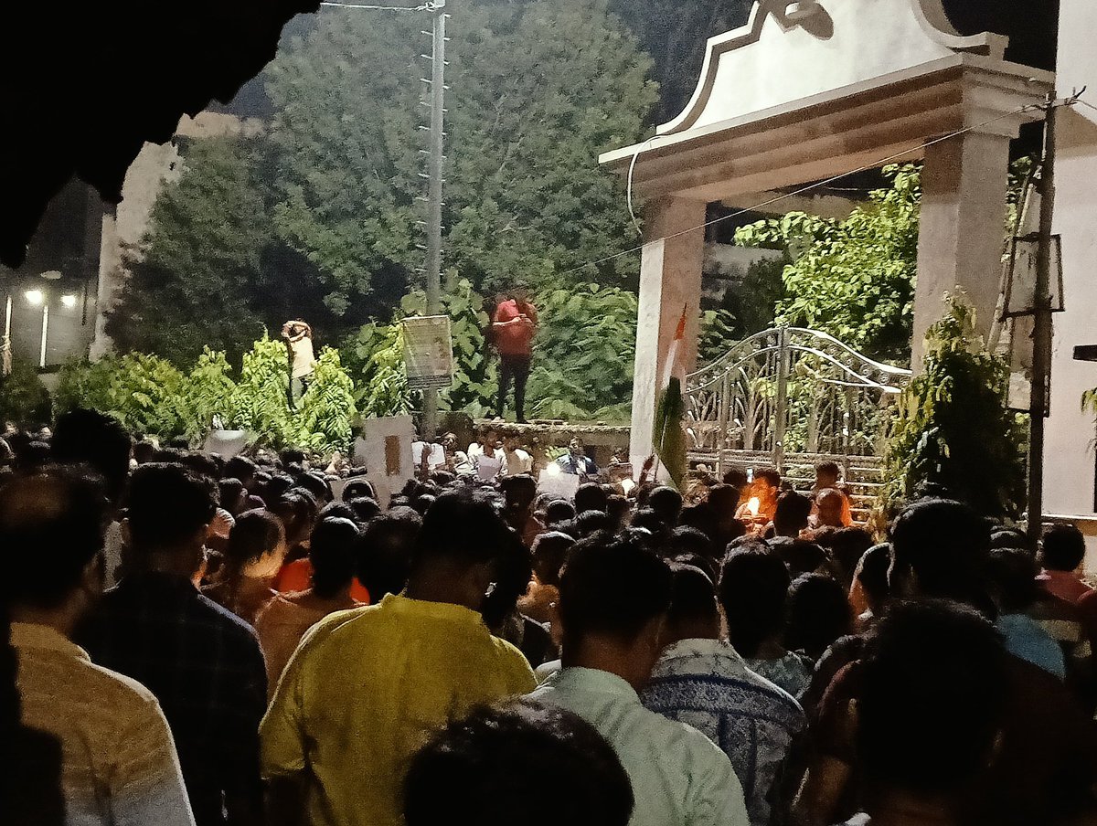 saikatpiglu90's tweet photo. Protests will go on until WB government stops safeguarding the actual culprit(s). And, their vile leaders and followers should hang their head in shame instead of tweeting rubbish. This is in Haripal, Hooghly. 
#ReclaimTheNight  #JusticeForMoumita https://t.co/XaRzZmCApW
