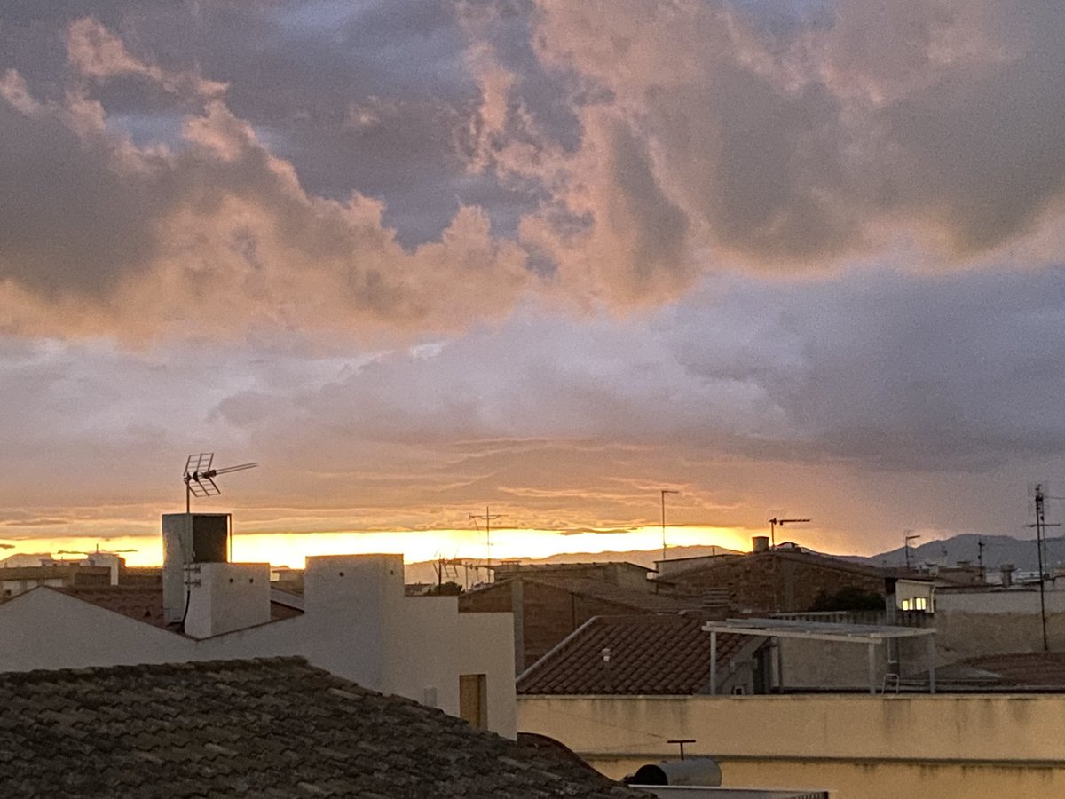 l_albadalejo's tweet photo. El cel a hores d’ara i la cortina d’aigua que avança des de l’oest, vist des de Vila-seca (Tarragona) @meteocat @SeguimlaMeteo @eltempsTV3 @som3cat #ElTemps  #eltempstv3 https://t.co/iXjvmxZrD0